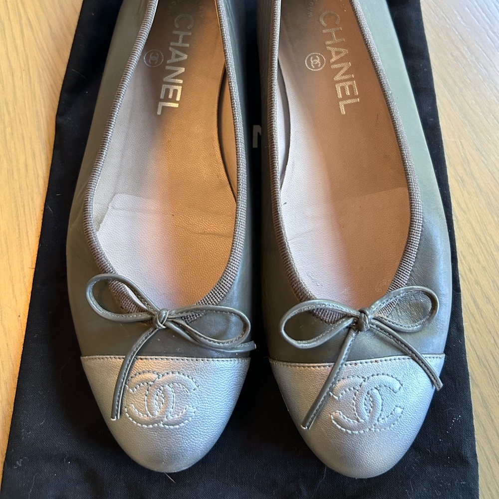 Authentic Chanel cambon ballet flats in 37.5. Good condition!